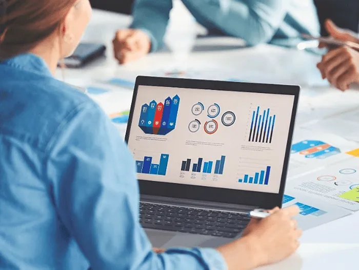Profissionais analisando dados e indicadores
