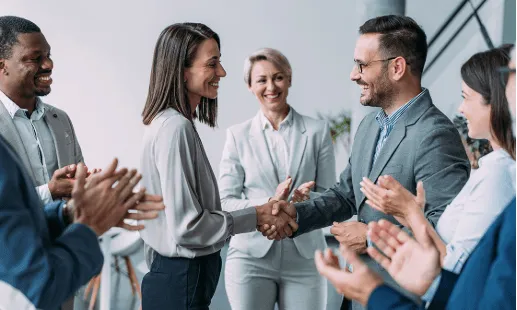 Equipe em reunião de trabalho colaborativa