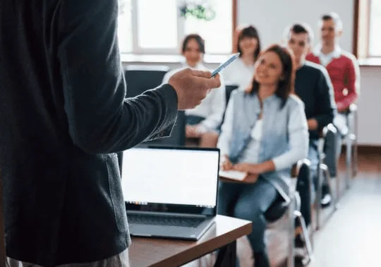 Profissionais reunidos discutindo estratégia