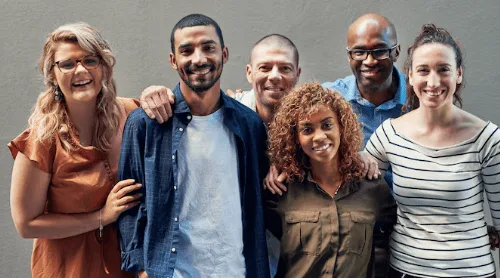 Equipe diversa sorrindo em ambiente de trabalho