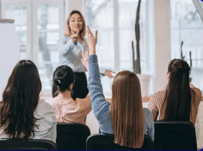 Facilitadora conduzindo uma formação