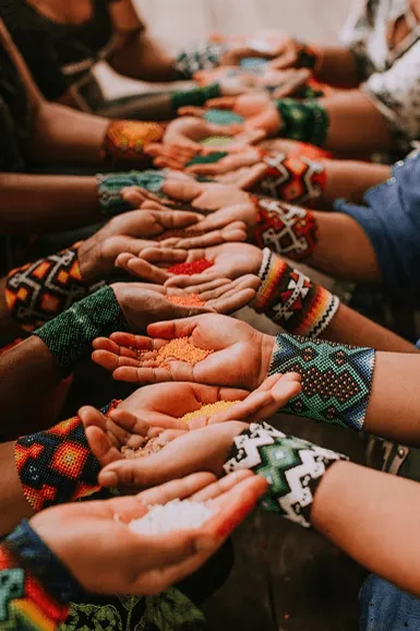 Pessoas colaborando durante uma dinâmica de grupo
